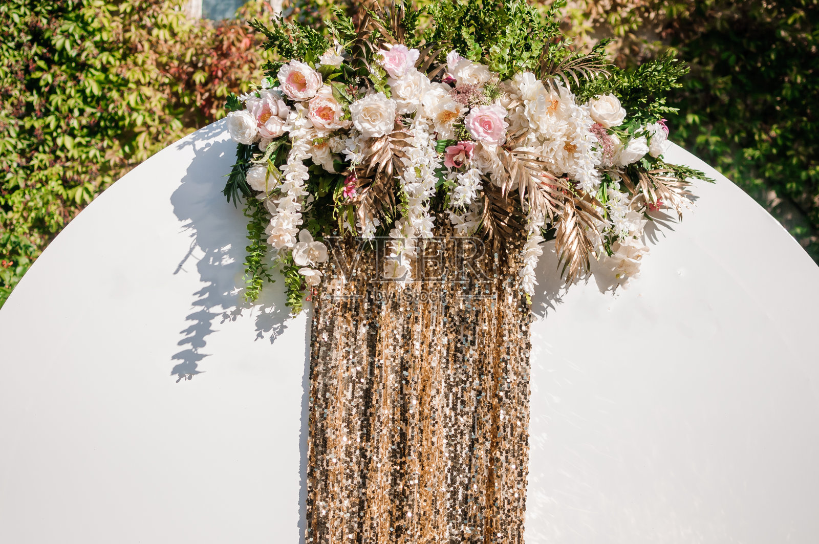 婚礼拱门与多色鲜花。婚礼装饰照片摄影图片