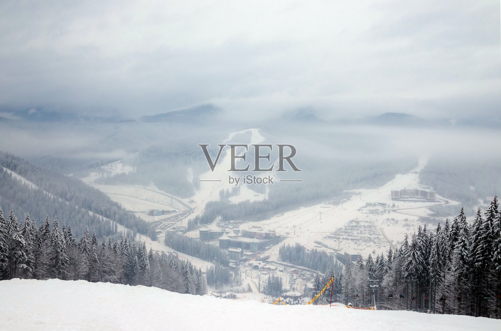 阴天在山上和滑雪场上用缆车和木屋搭起。雪中的木屋和圣诞树。喀尔巴阡山。乌克兰照片摄影图片