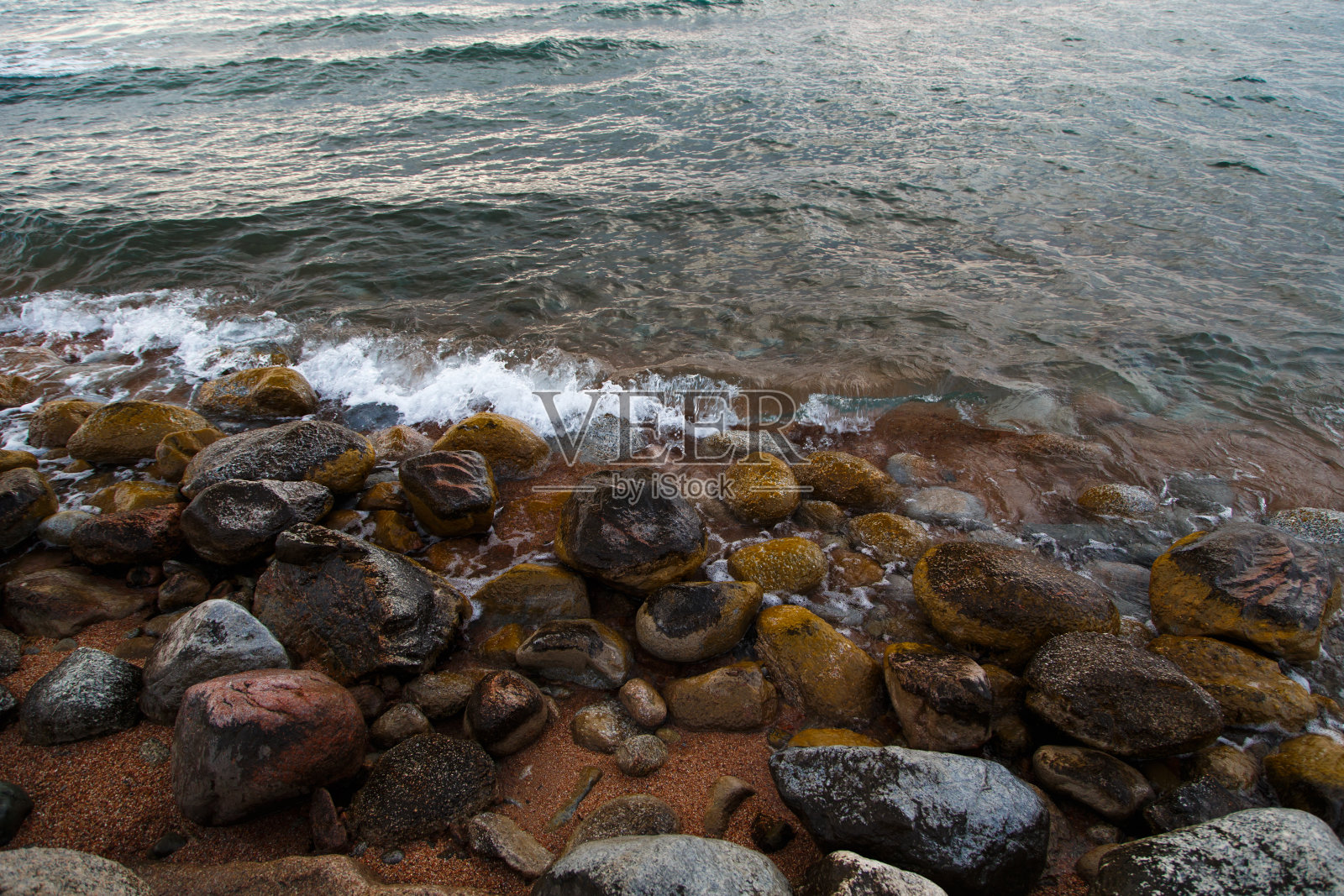 海滩上的石头。牧场的冬日。清澈的水和沙子。吉尔吉斯斯坦、吉湖照片摄影图片