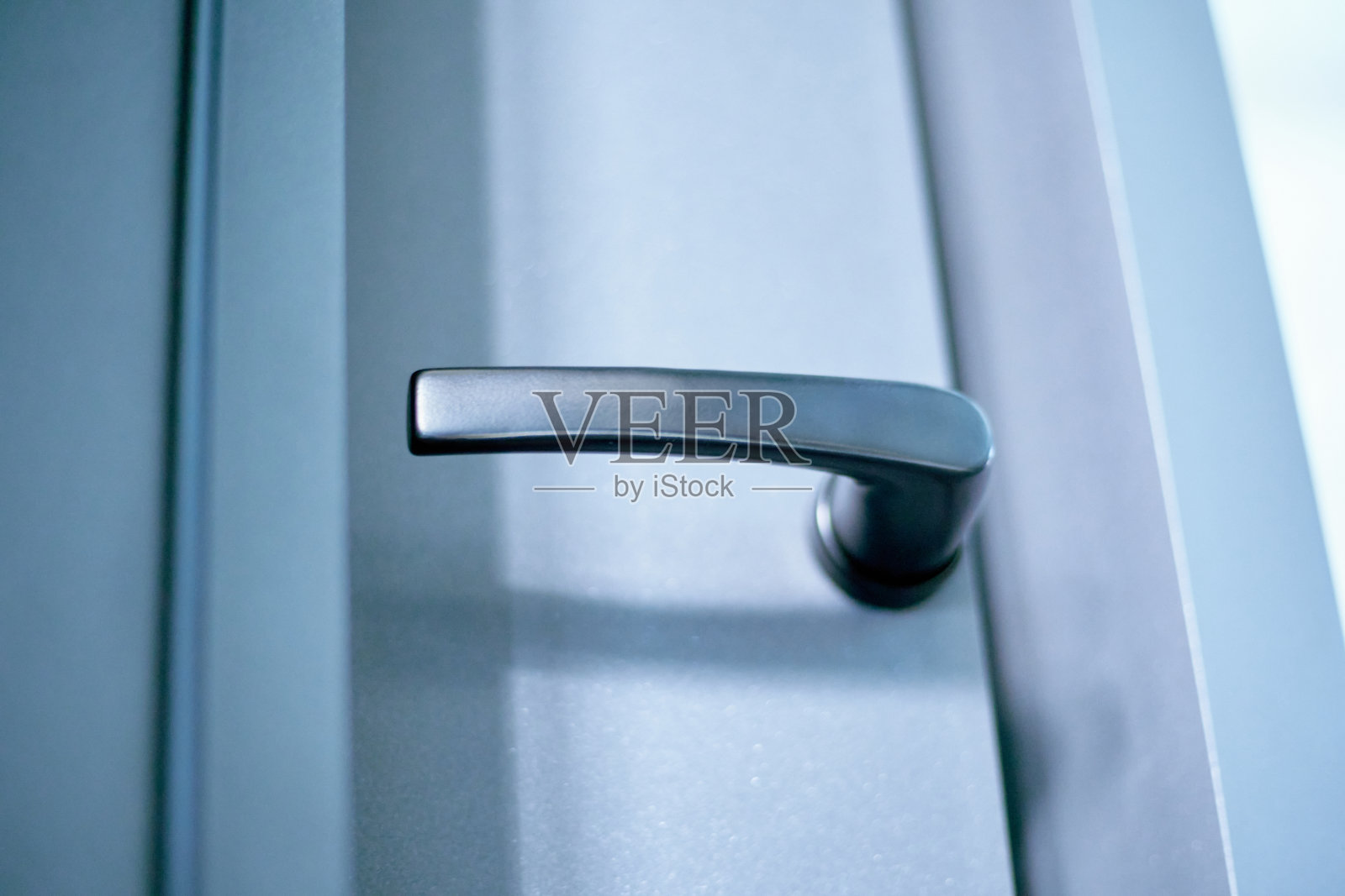 白色安全的UPVC窗户，可锁把手照片摄影图片