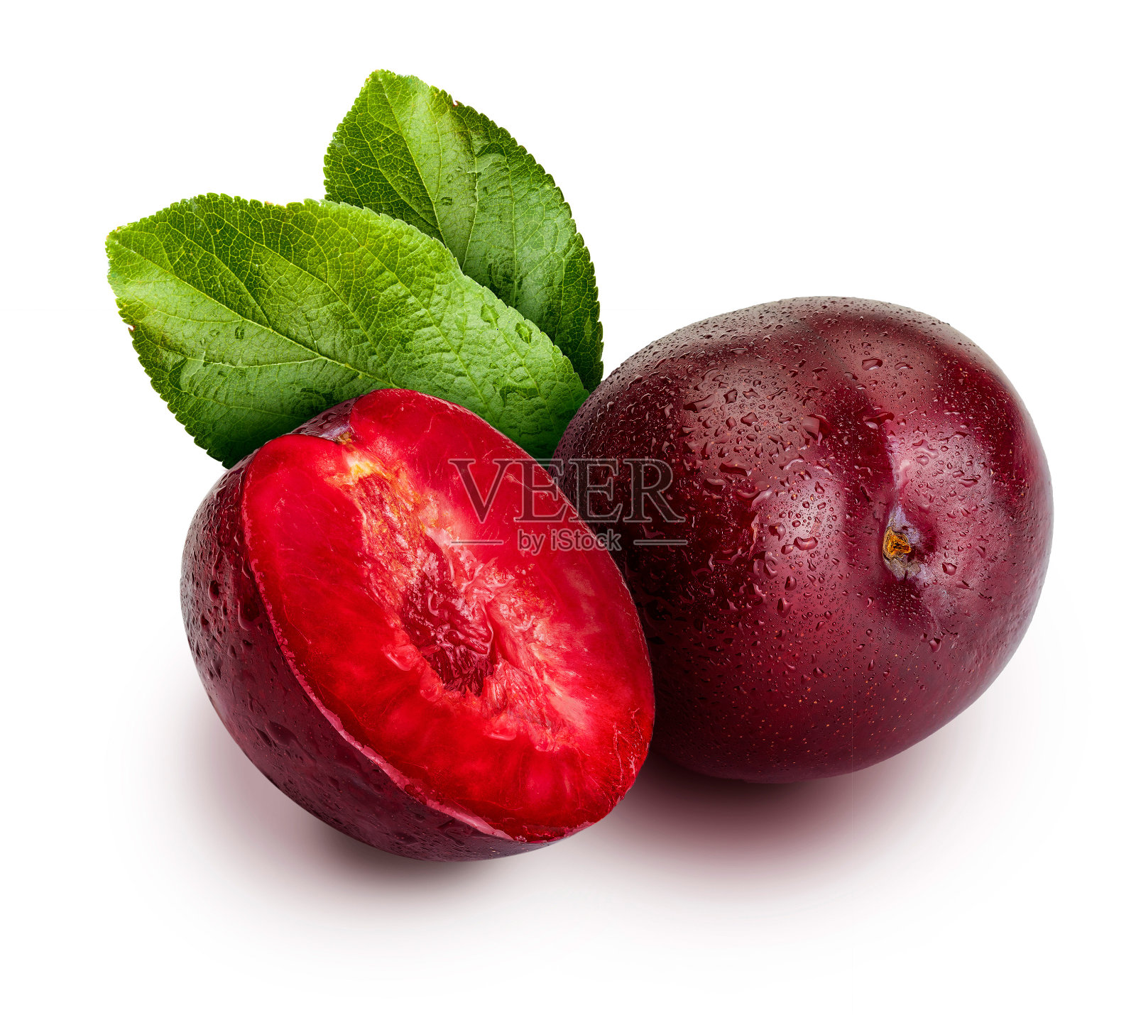 开胃和健康的红梅，整个和切成段的插图方面。包括梅树的叶子。孤立在白色背景上。照片摄影图片