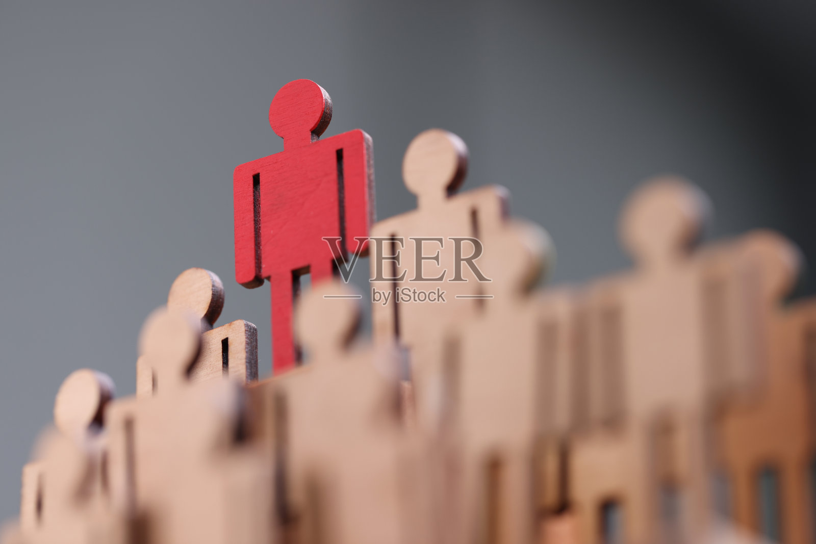 红色木雕站在其他人之上特写照片摄影图片