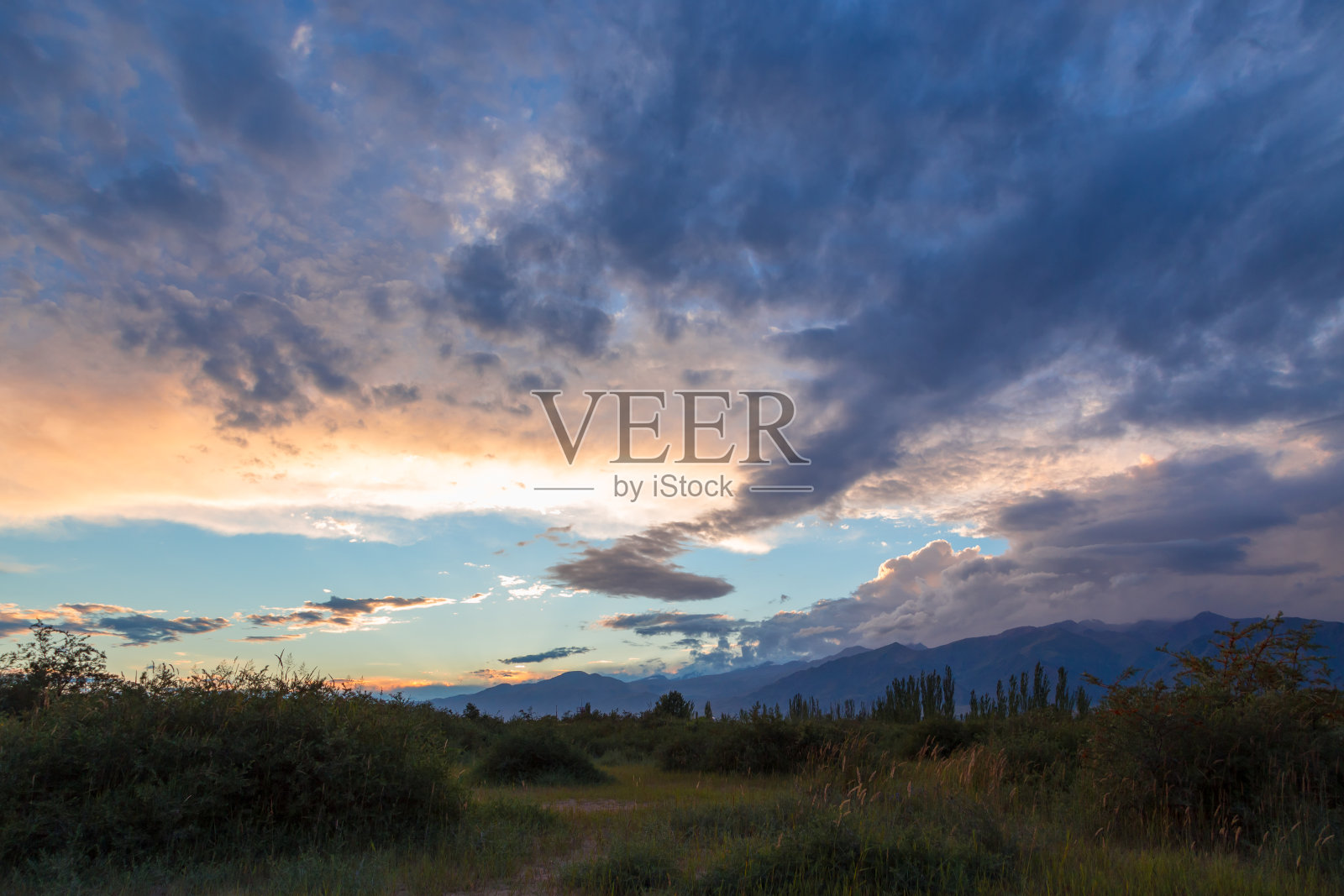 戏剧性的云，多云的天气。雨前乌云密布。自然景观照片摄影图片
