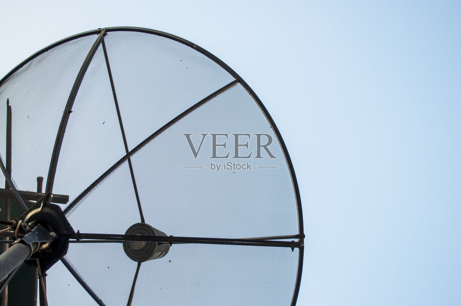 天空背景上的卫星天线照片摄影图片