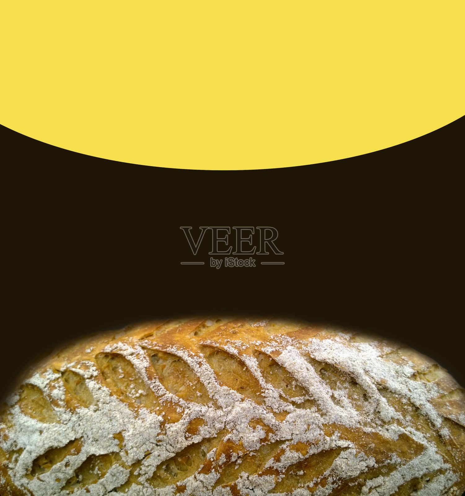 新鲜烘焙的面包在深棕色和照亮黄色半圆形背景。自然的烘焙产品。面包制作广告。Breadmaking横幅背景。面包。副本的空间。食品的海报。照片摄影图片