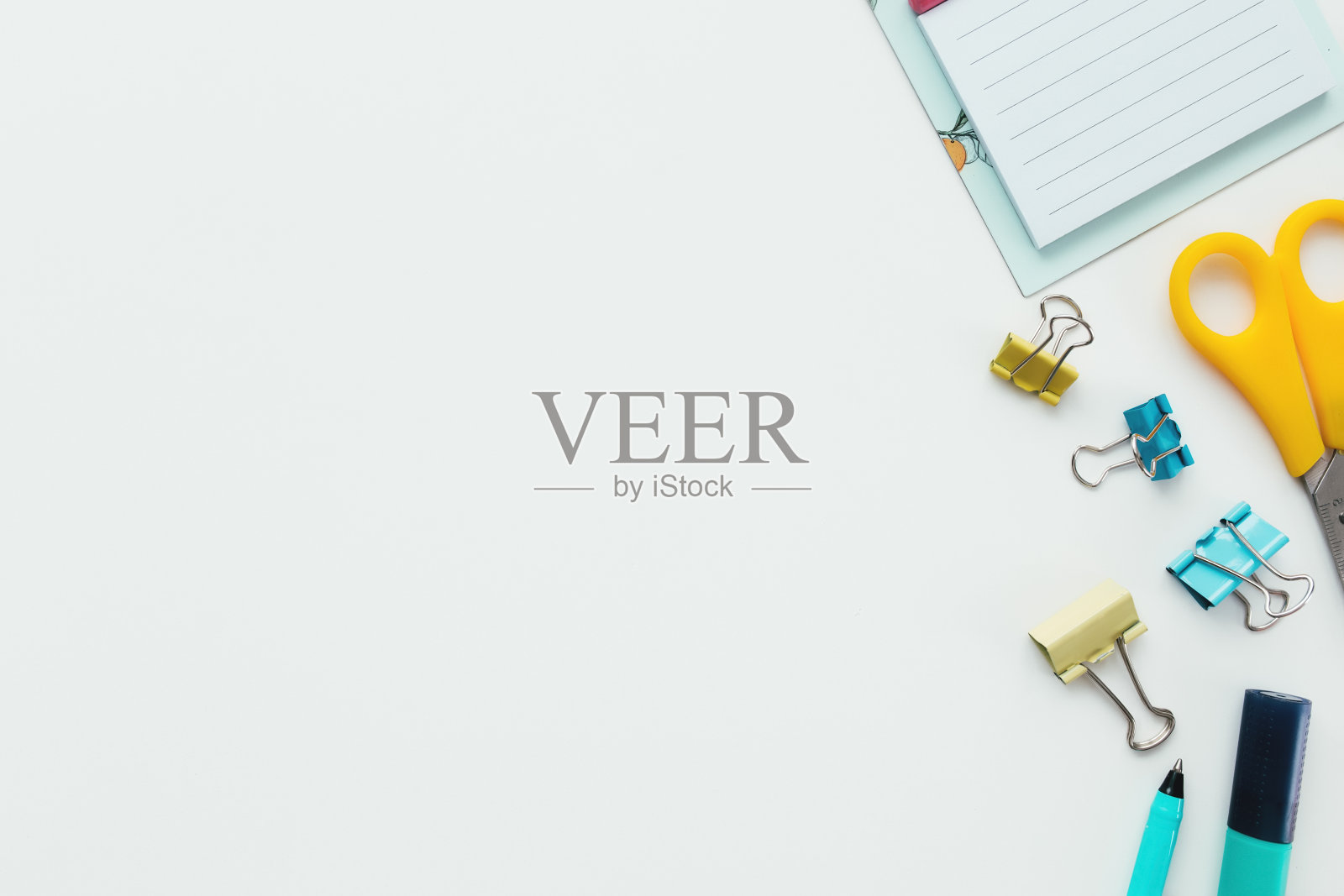 回形针，铅笔，剪刀在白色的背景。工作和教育理念照片摄影图片