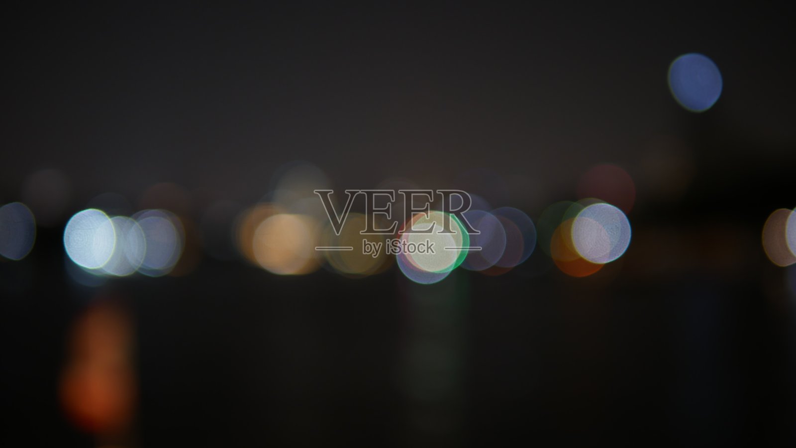 夜景迷离的散景城滨水照片摄影图片