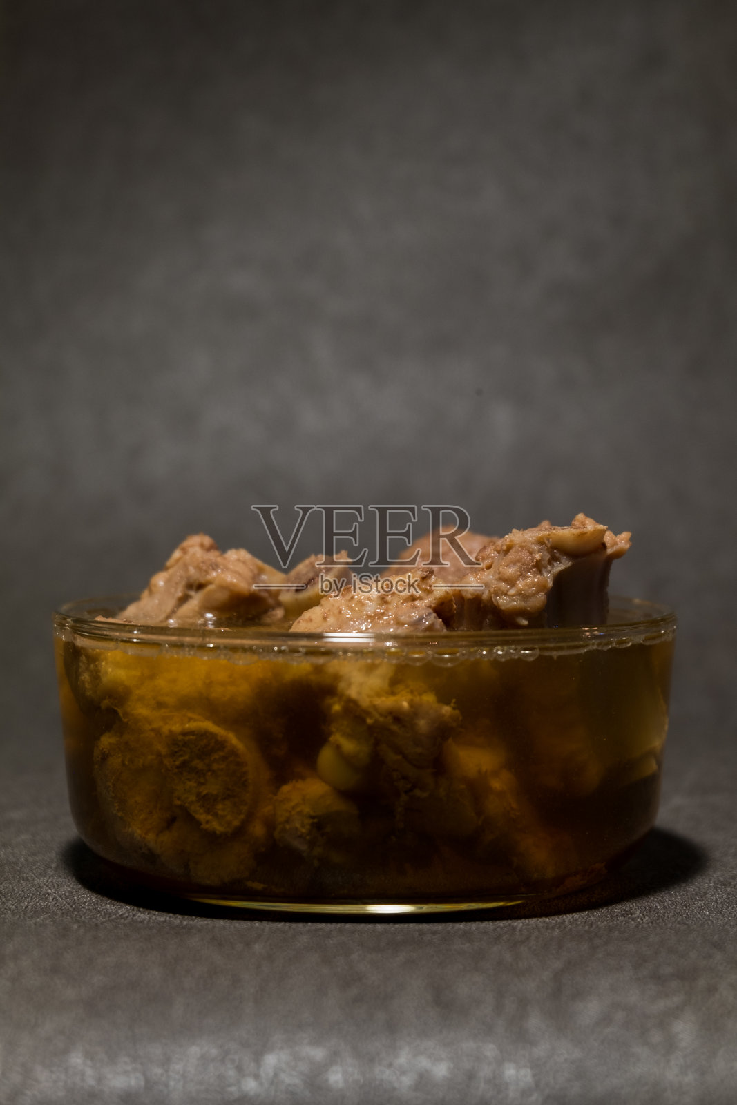 猪肋排放入碗中煮至鲜嫩清汤照片摄影图片