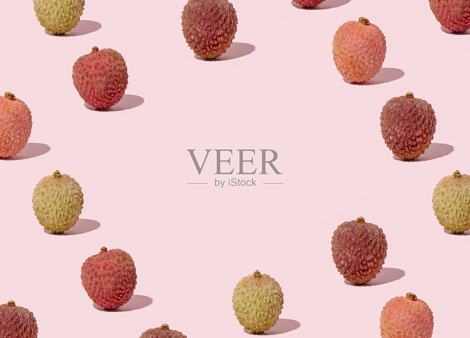 创意图案与复制空间与新鲜多彩的荔枝对粉红色的背景。最少的春季和夏季水果布局。照片摄影图片