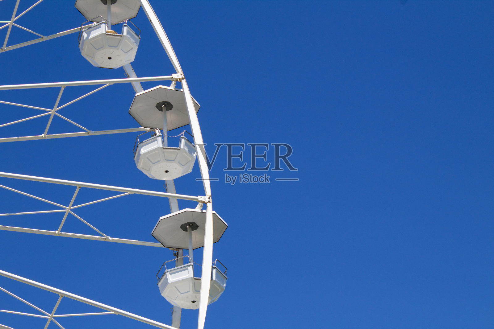 蓝色天空上的白色摩天轮。space.Closeup副本。照片摄影图片
