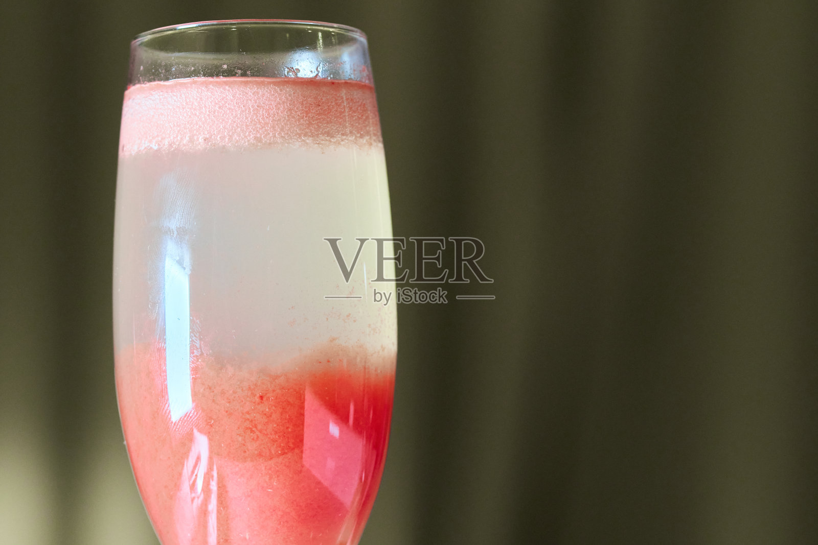 分离后的番茄汁变成三层照片摄影图片