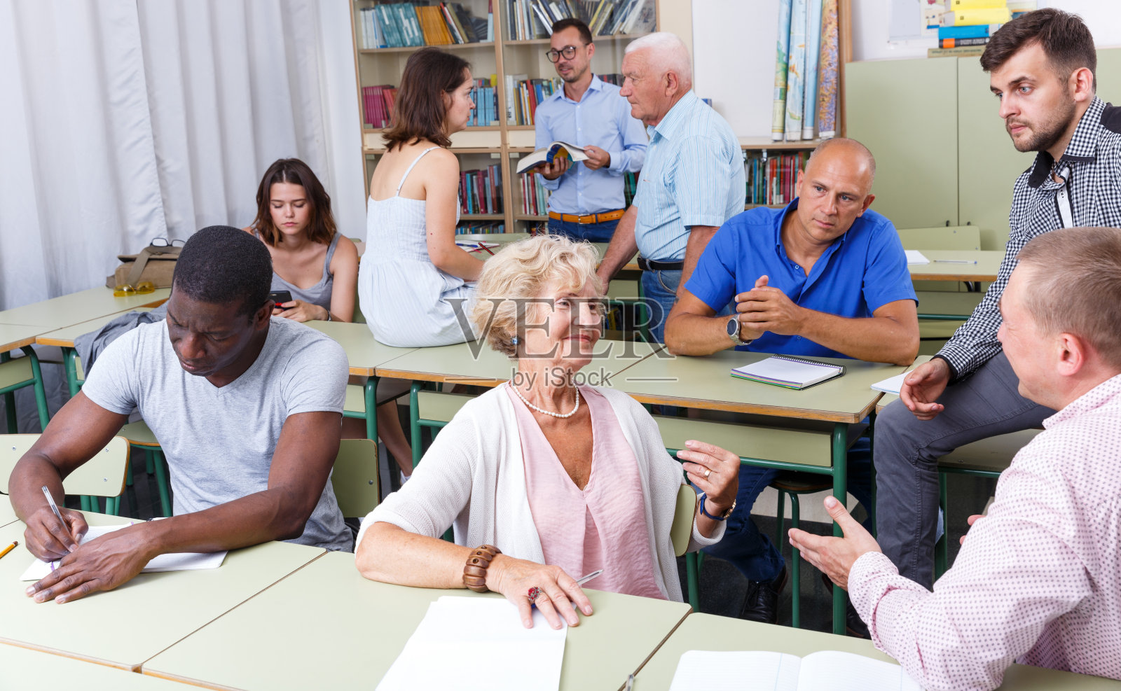 课堂上分组讨论照片摄影图片