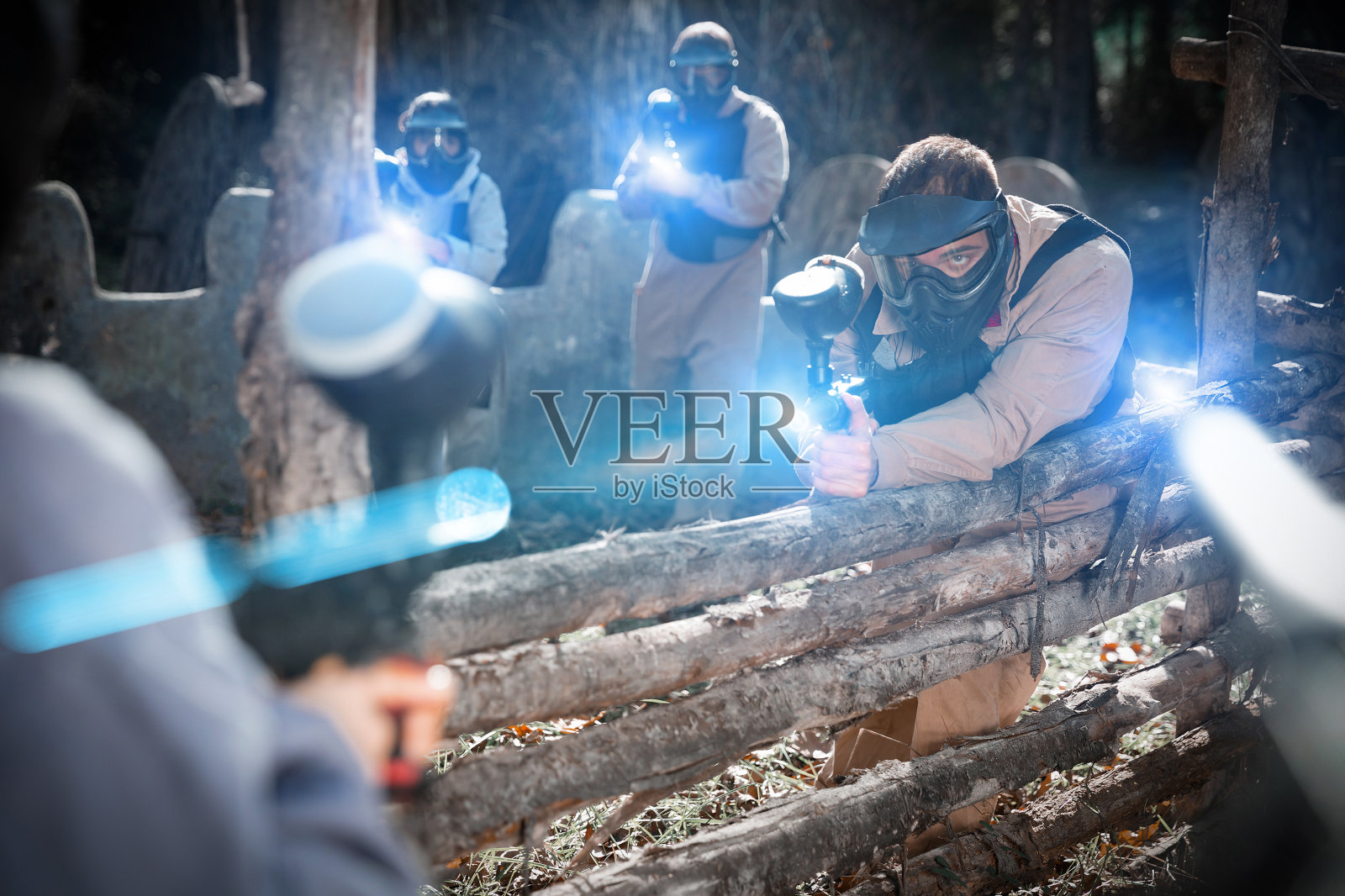 彩弹队在户外瞄准照片摄影图片
