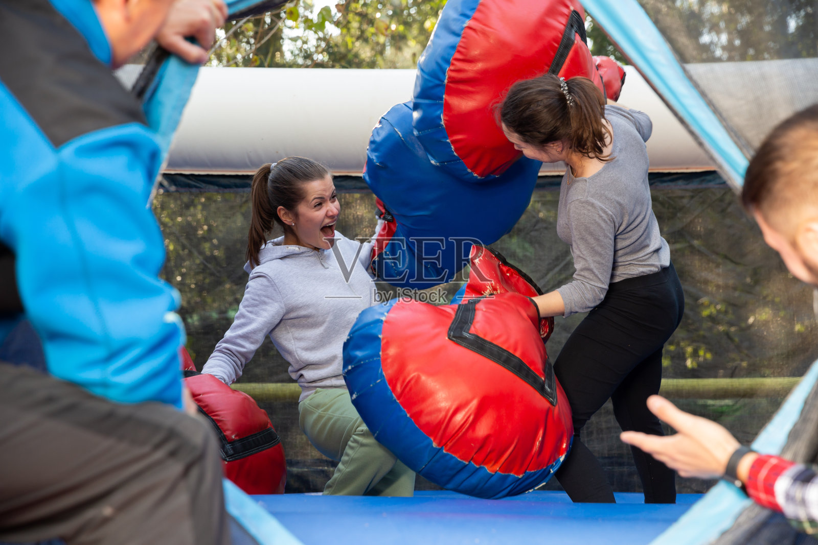 雌性用填充的拳击手套打架照片摄影图片