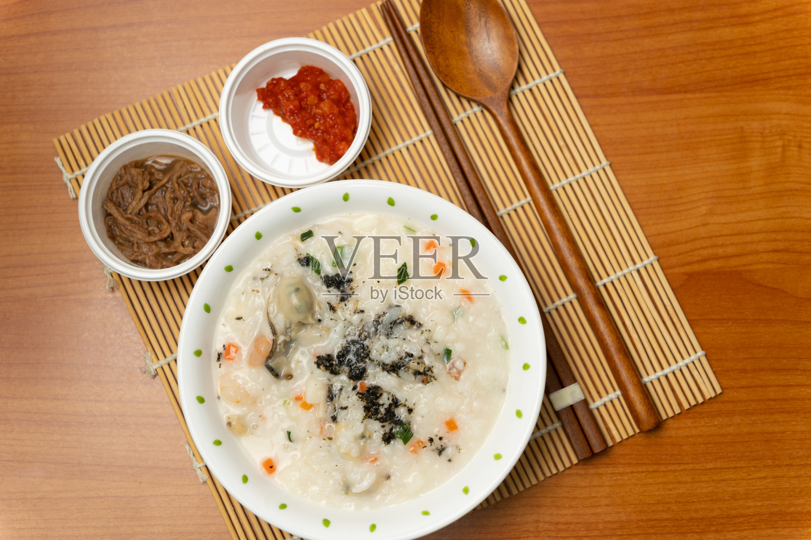 这是你生病的时候吃的一顿饭，搭配海鲜粥。照片摄影图片