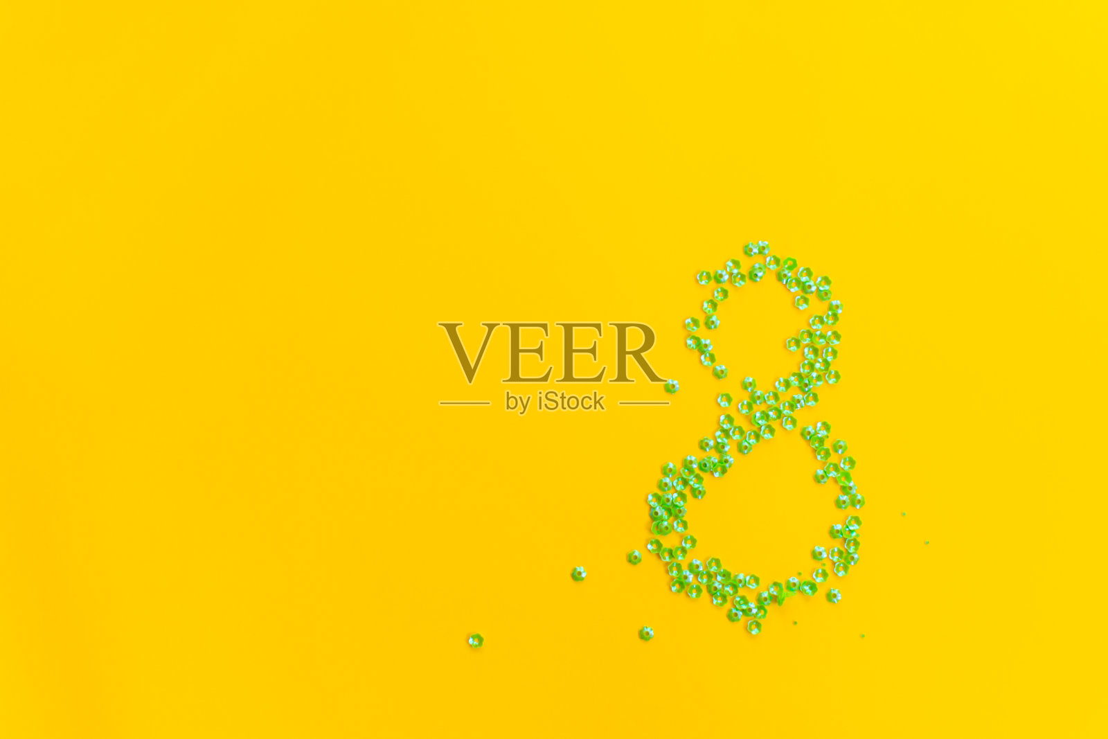 黄色背景上的数字8。极简主义、平面布局照片摄影图片