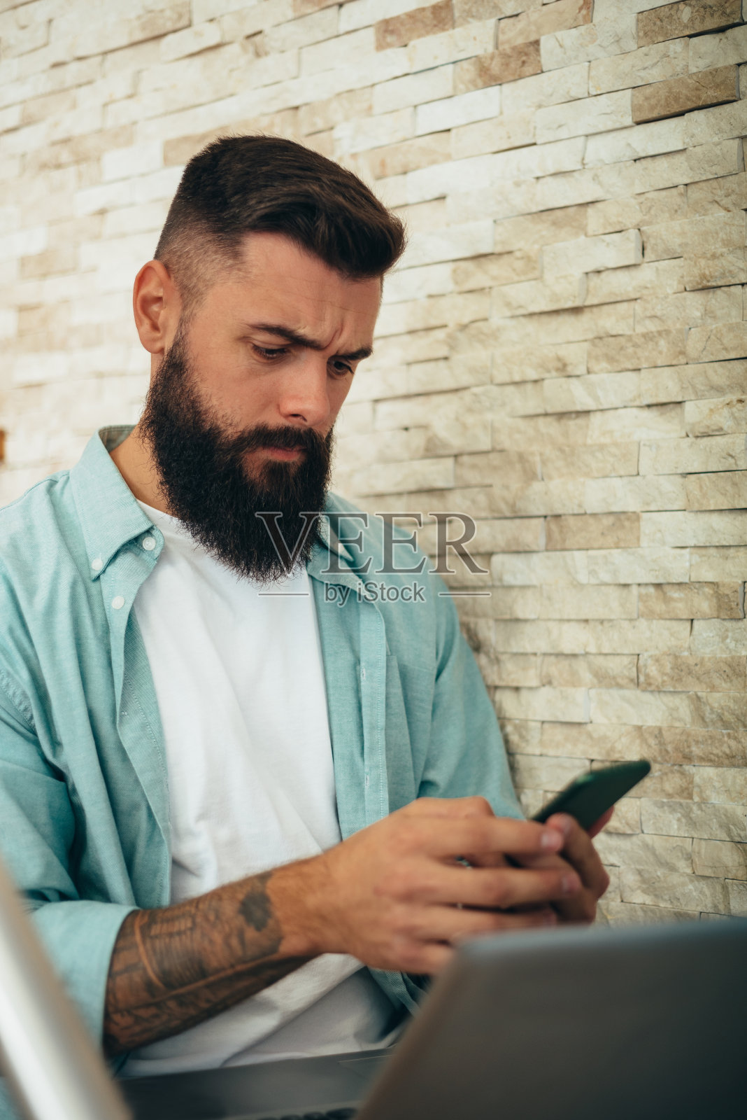 作为一名自由职业者，你必须保持联系照片摄影图片