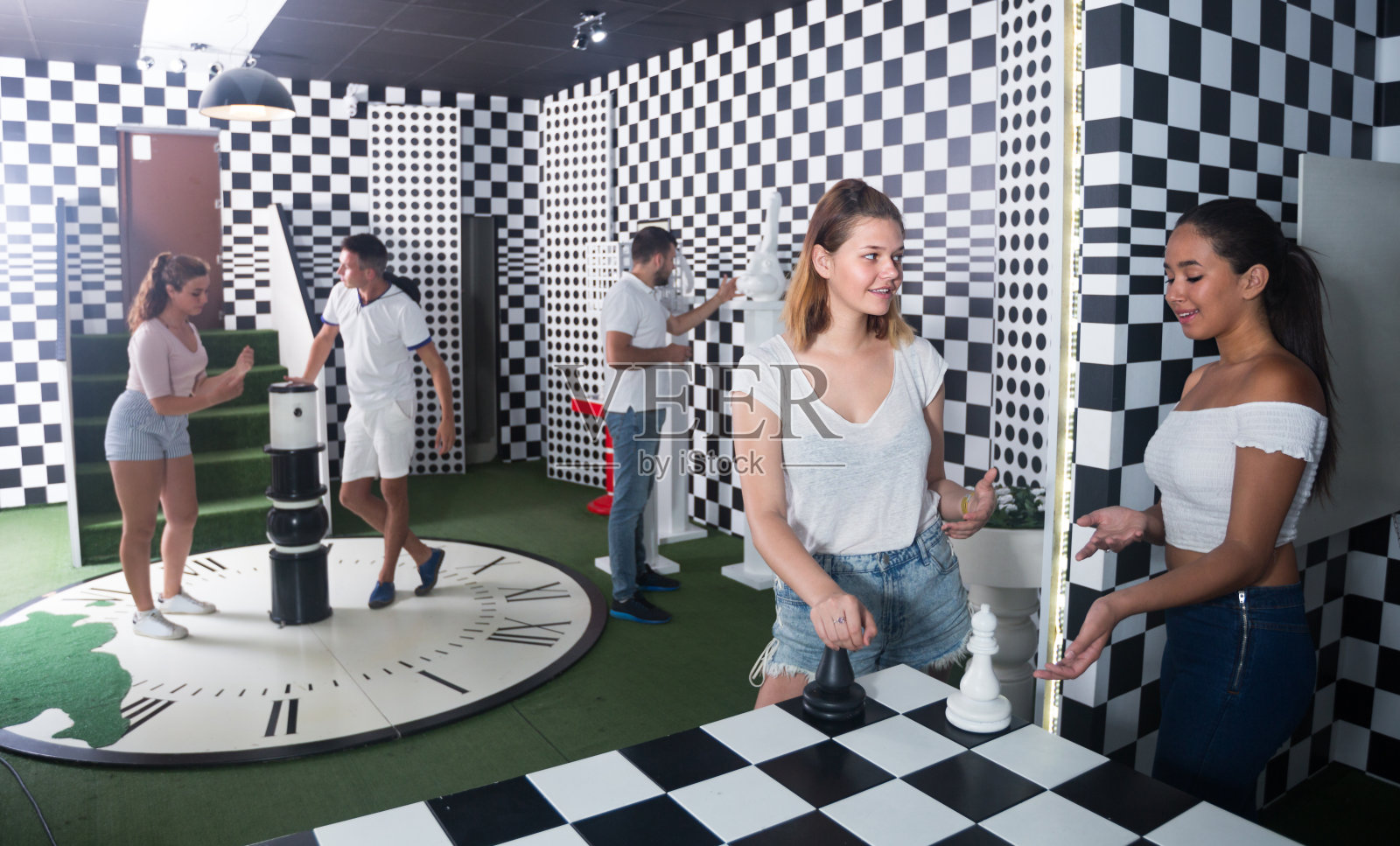 成年人正在解决逃离密室的任务照片摄影图片