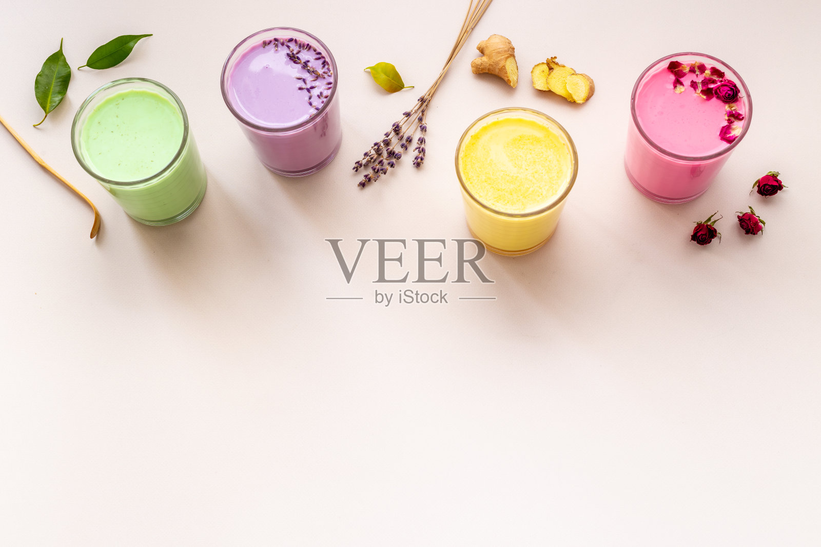 彩色的超级拿铁咖啡或茶加姜黄，甜菜根和抹茶照片摄影图片