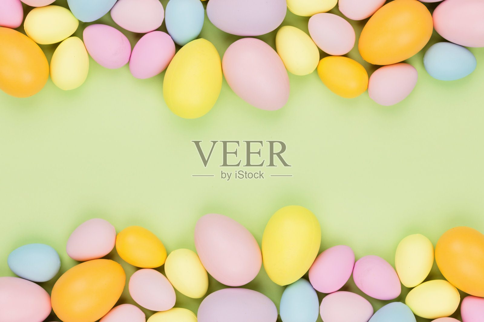 时尚的背景与彩色复活节彩蛋柔和的颜色孤立在绿色背景。平铺，俯视图，模型，架空，模板照片摄影图片