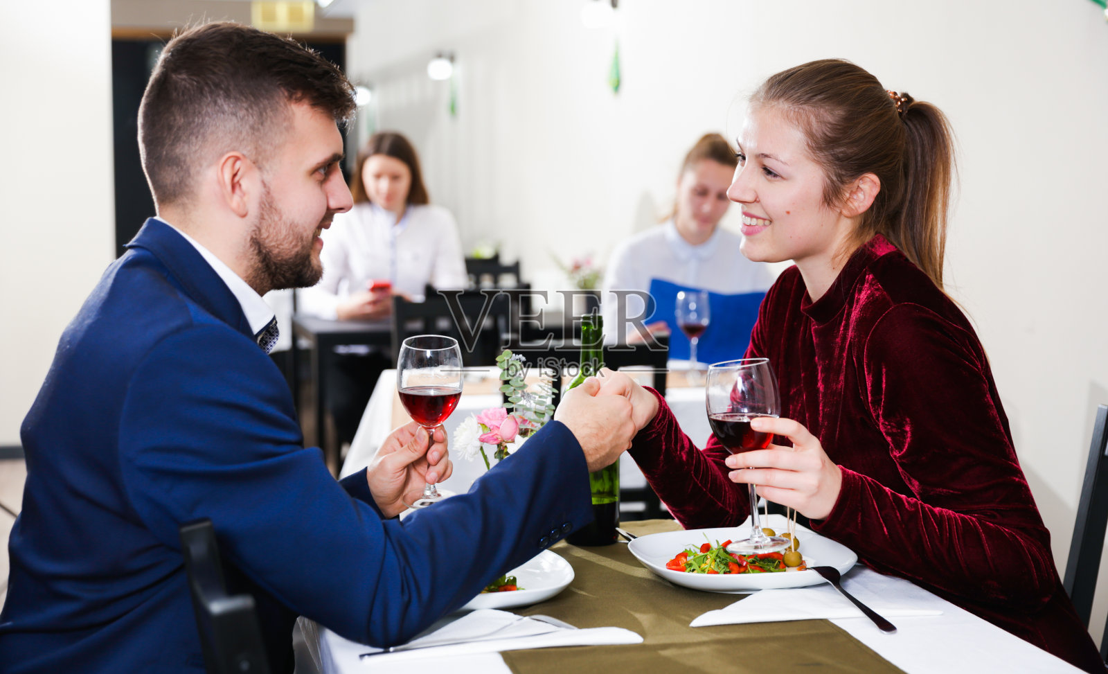 绅士与优雅女子在豪华餐厅用餐照片摄影图片