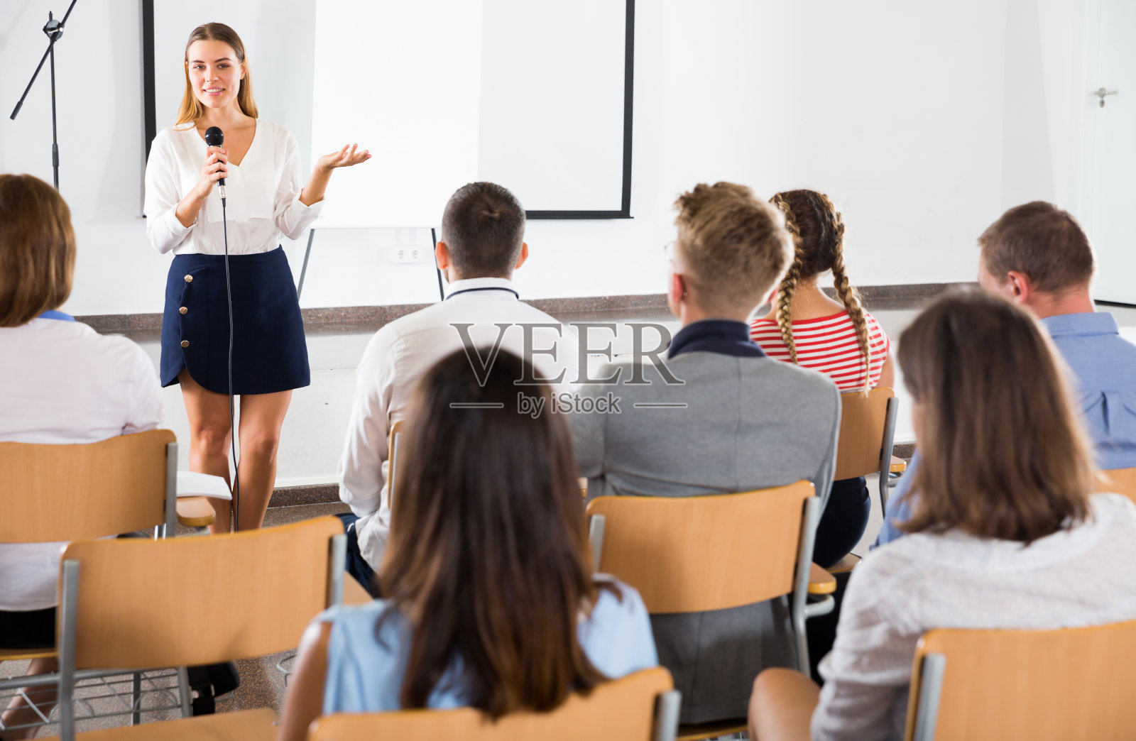 女教师给学生讲课照片摄影图片