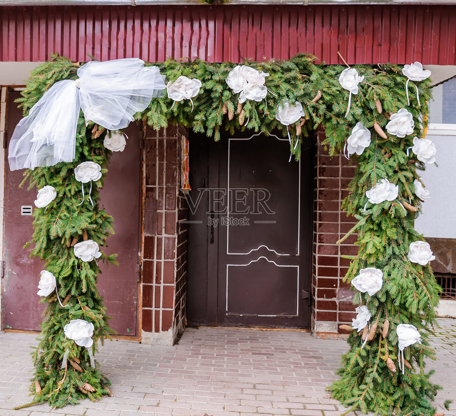 婚礼拱门由云杉，花和气球照片摄影图片