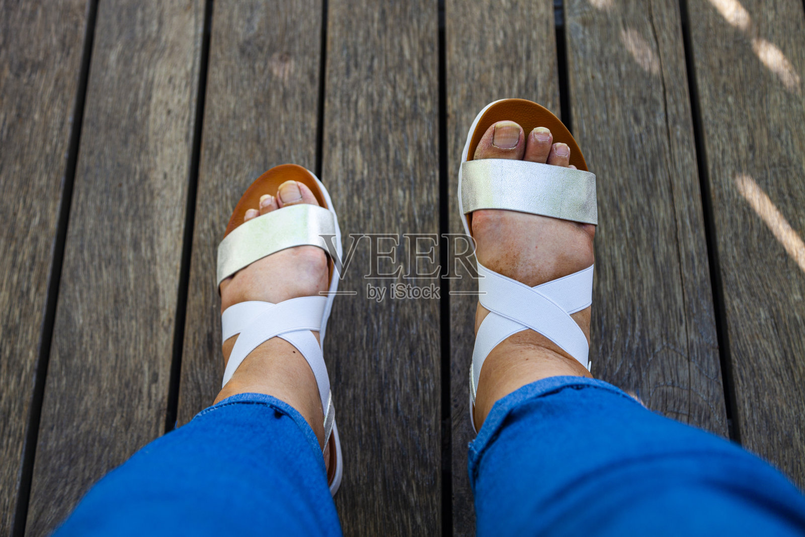 穿着白色凉鞋的女人的脚照片摄影图片