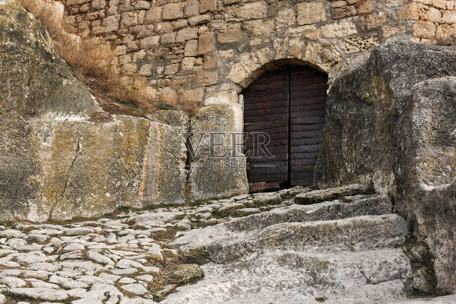 通往克里米亚Chufut-Kale的中世纪洞穴城市堡垒的铁门照片摄影图片