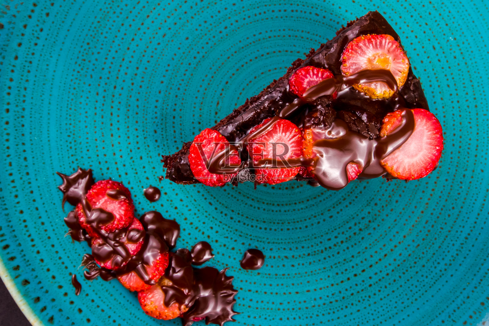 巧克力蛋糕与草莓在绿松石碟照片摄影图片