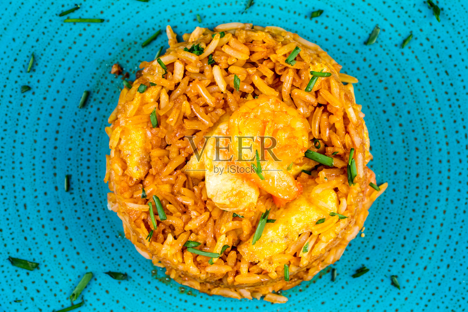 西班牙海鲜饭配海鲜，米饭和鸡肉照片摄影图片