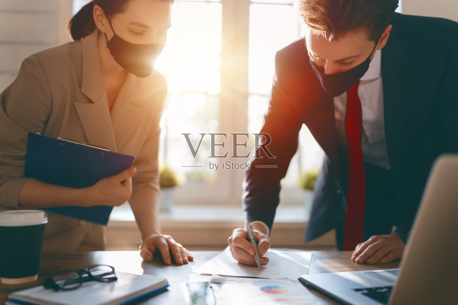 男人和女人在办公室工作照片摄影图片