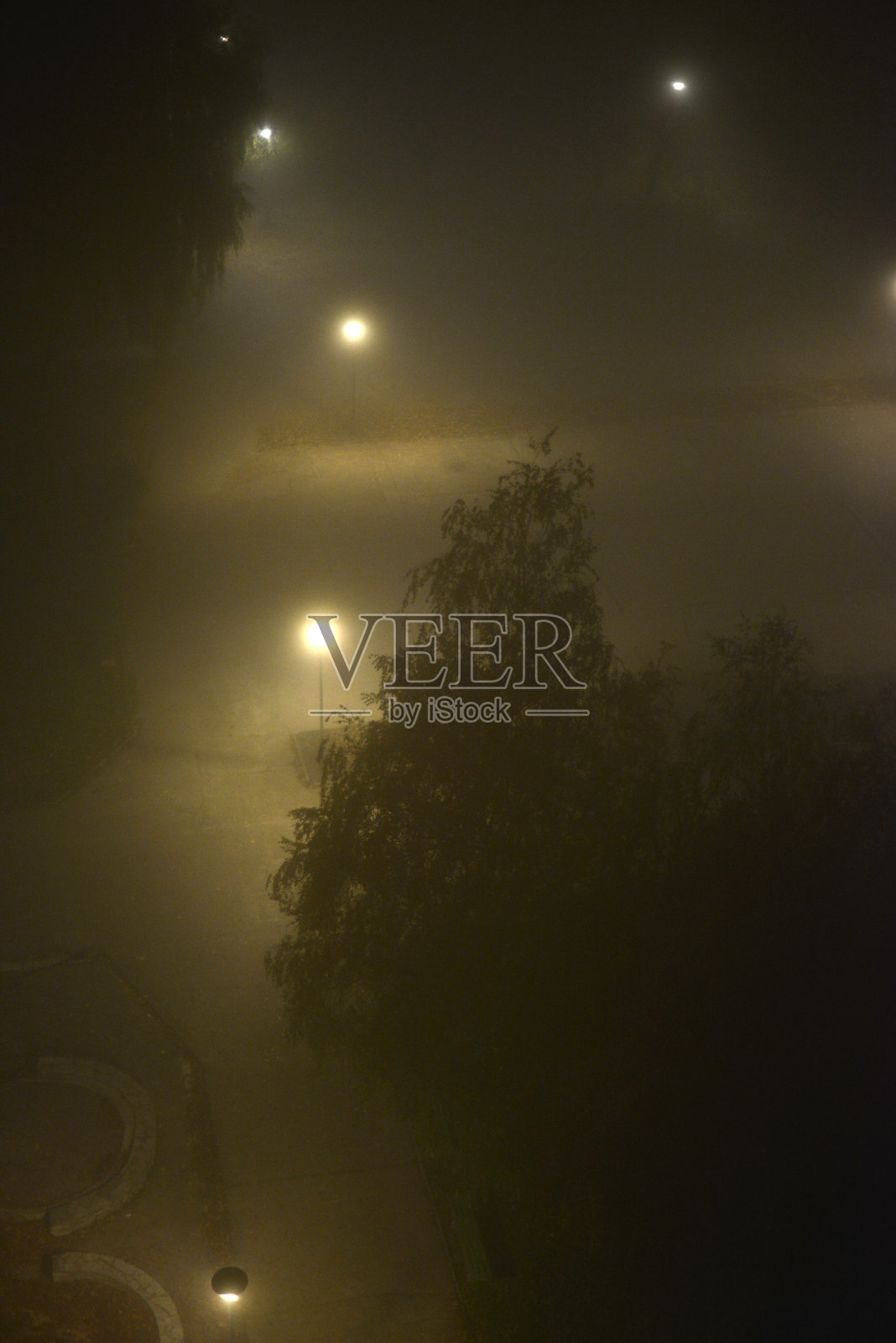 夜间住宅区上空有雾照片摄影图片