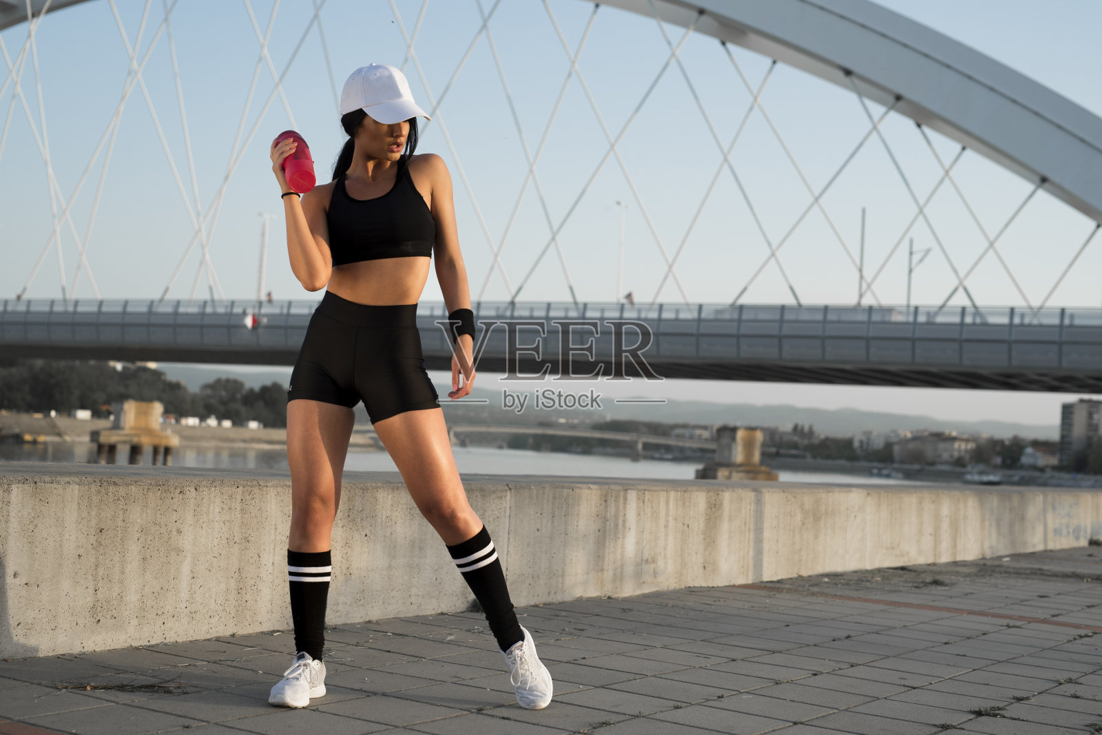 健身模型摆姿势户外运动瓶照片摄影图片