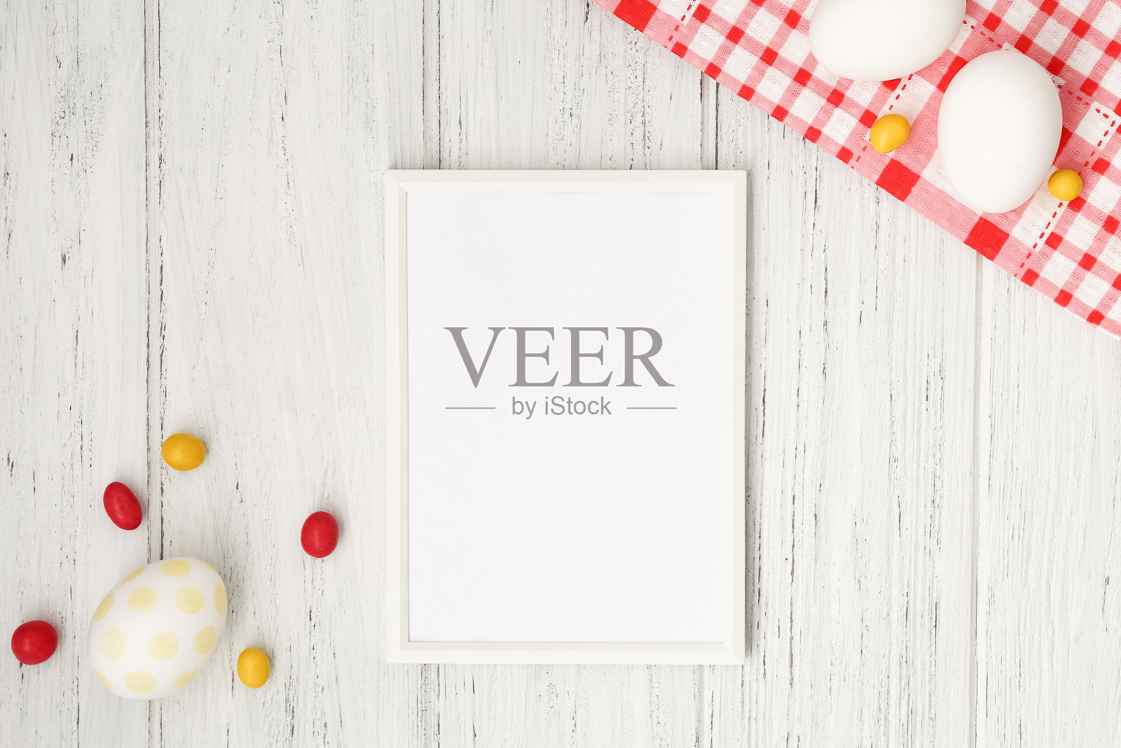 竖着复活节彩蛋和复制空间，平放在桌上照片摄影图片