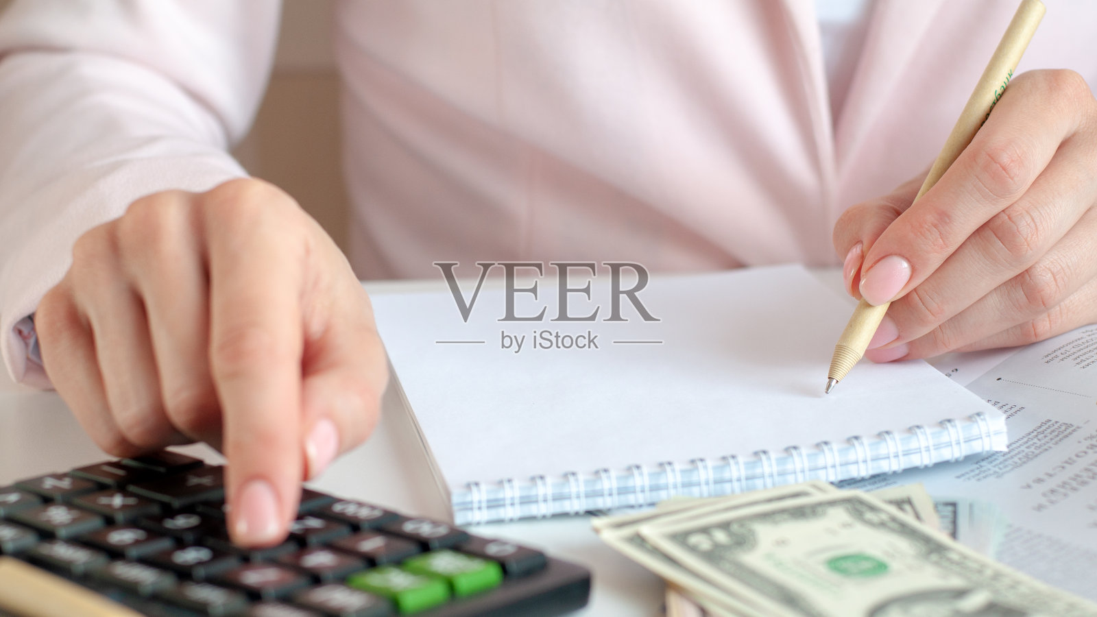 近距离的女人的手与计算器计数和笔记的笔记本照片摄影图片