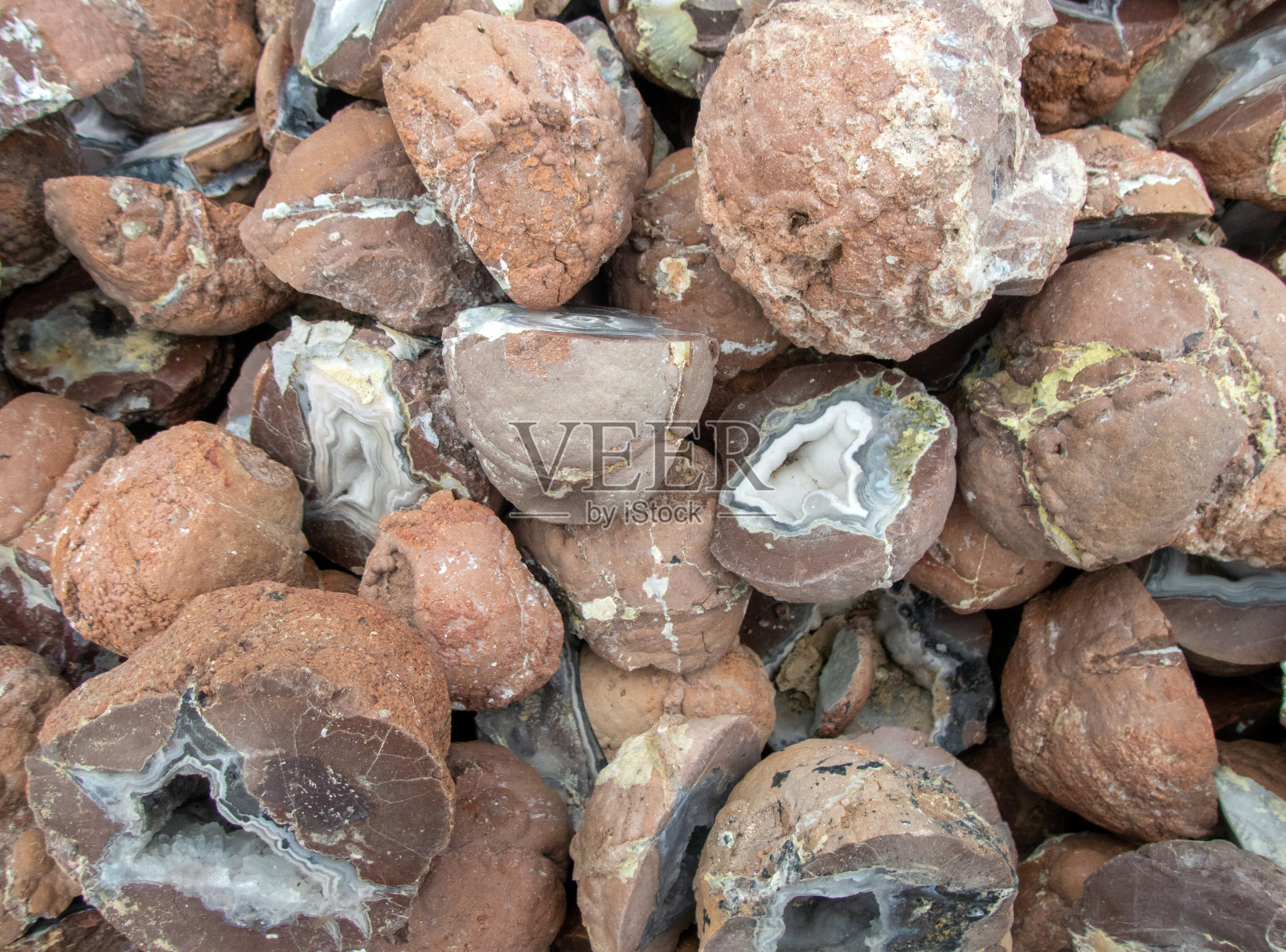 晶洞岩堆的形状和大小。照片摄影图片