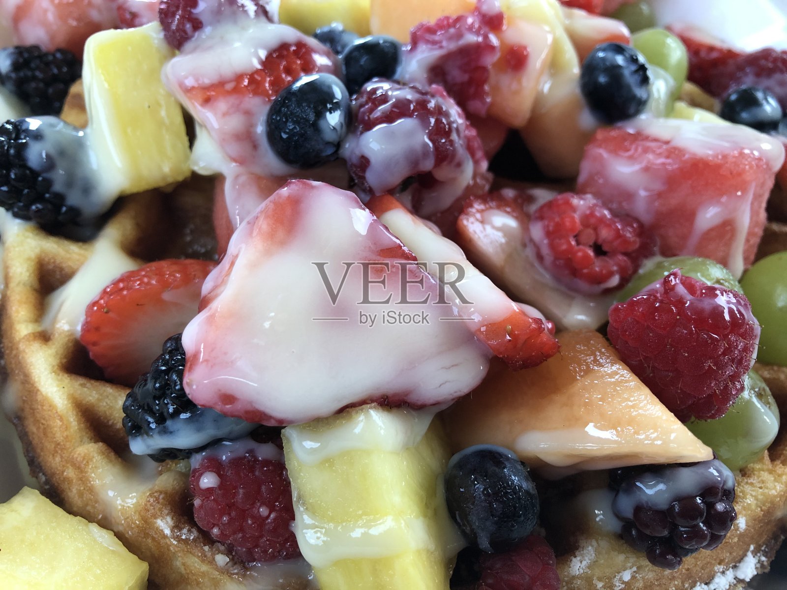 华夫饼配各种水果和蛋奶糊照片摄影图片