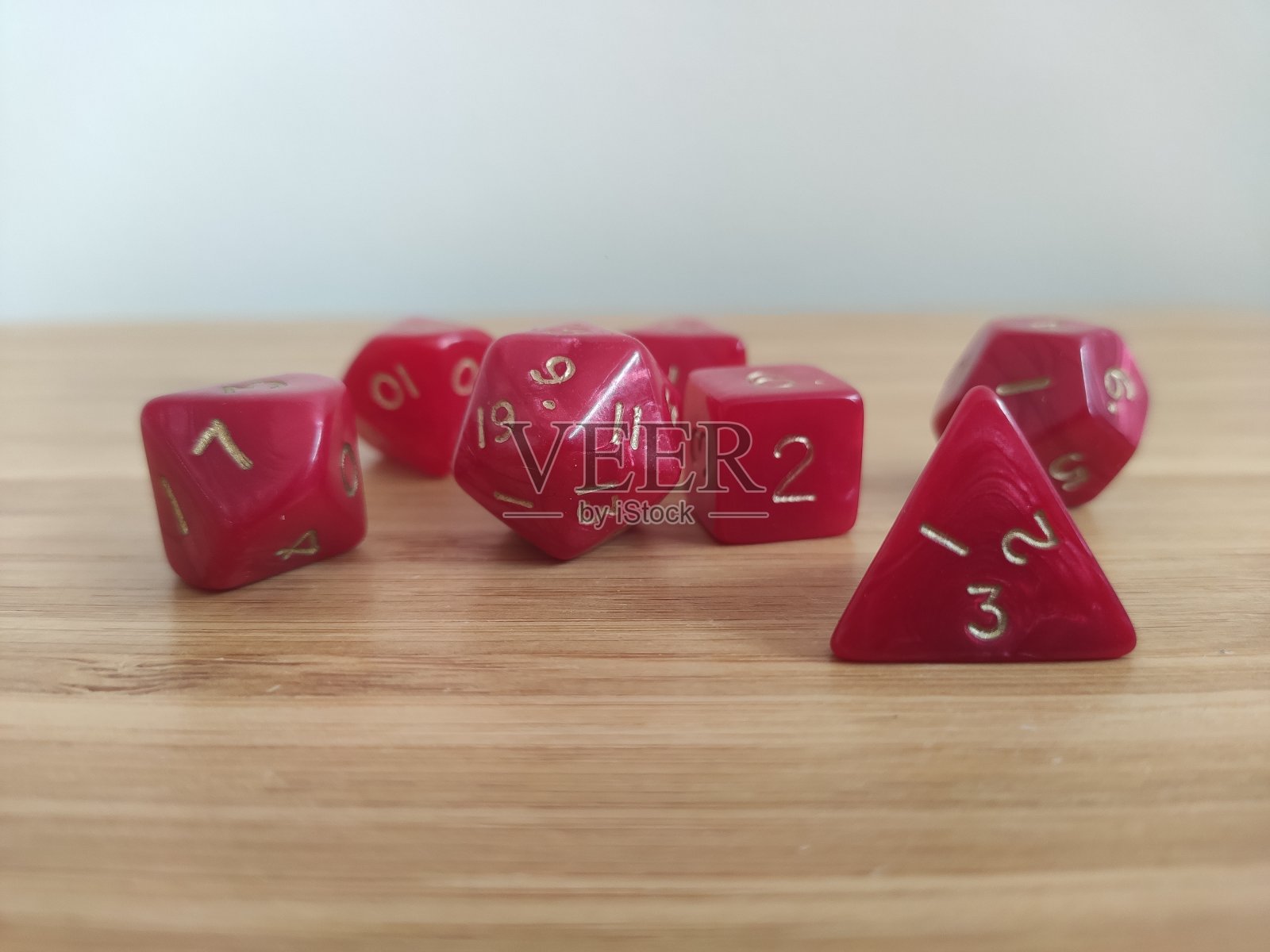 一套各种红色骰子在轻木桌上照片摄影图片