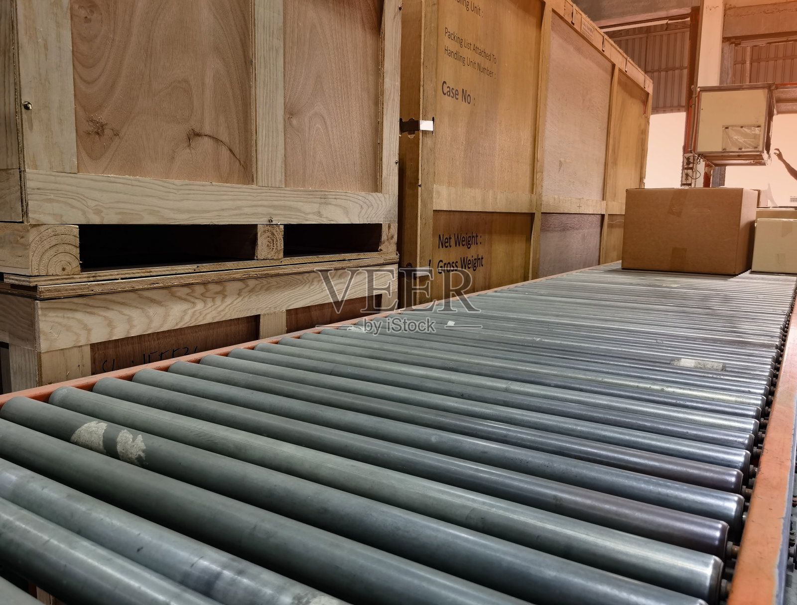 工人在内部仓库的传送带上对货物进行货物分拣，用于出口货物和货物分拣，物流运输行业的配送服务照片摄影图片