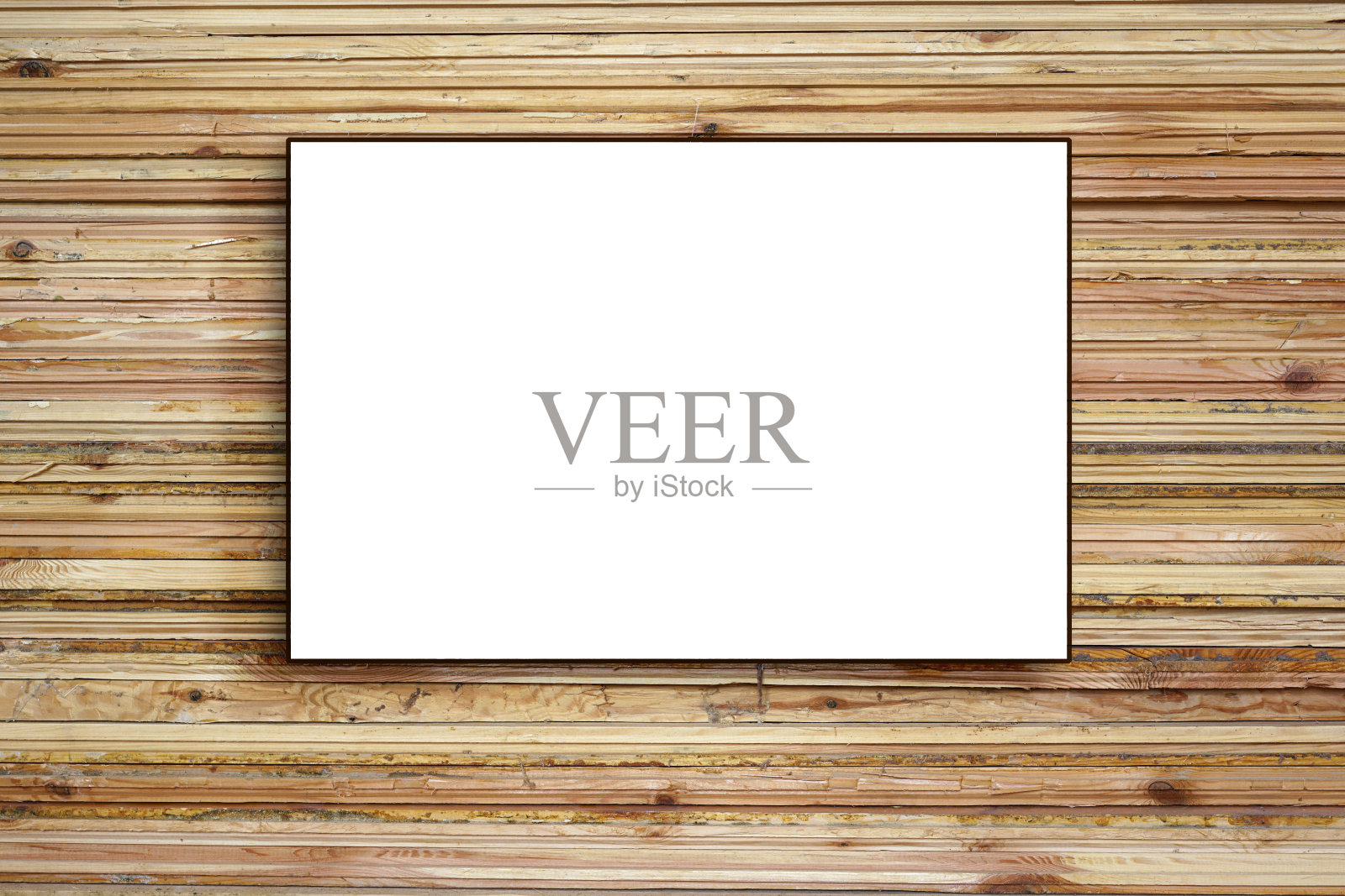 在堆叠木板的自然背景上空白的白色模型空间。照片摄影图片