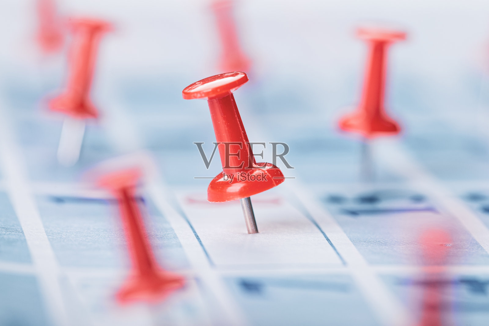 日历页为2021年，一个日历的概念图像与红色图钉。年代、时间、理念、管理、背景照片摄影图片