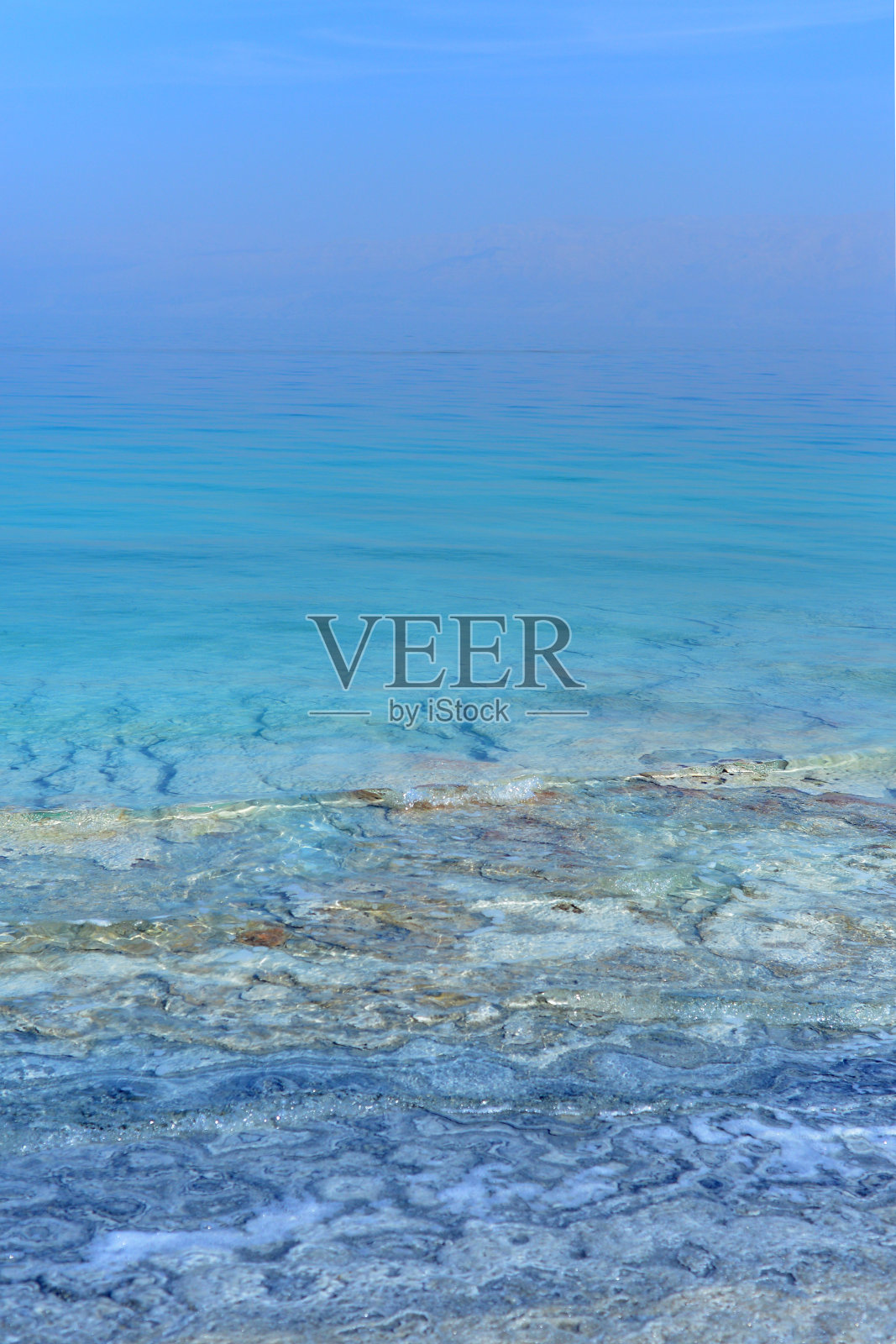 死海海岸线与白色的盐海滩在Ein Bokek。以色列死海的白色矿物盐海滩。照片摄影图片