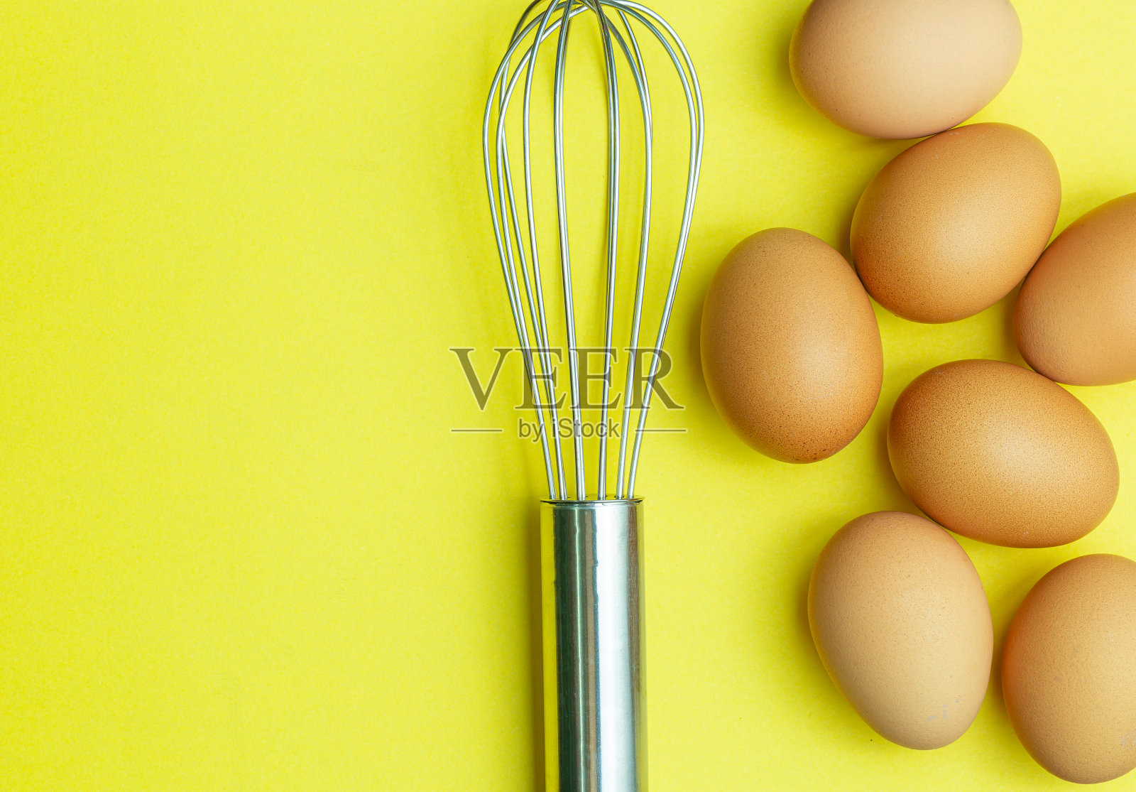 鸡蛋，棕色的鸡蛋，破鸡蛋在纸箱黄色背景。俯视图天然鸡蛋纸箱产品概念。照片摄影图片