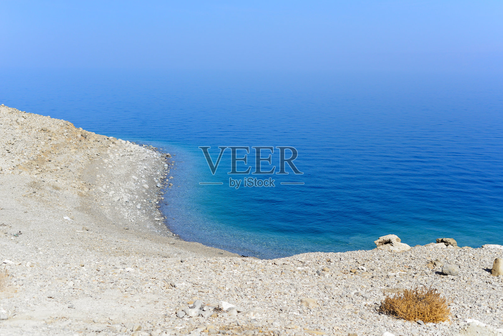 死海海岸线与白色的盐海滩在Ein Bokek。以色列死海的白色矿物盐海滩。照片摄影图片