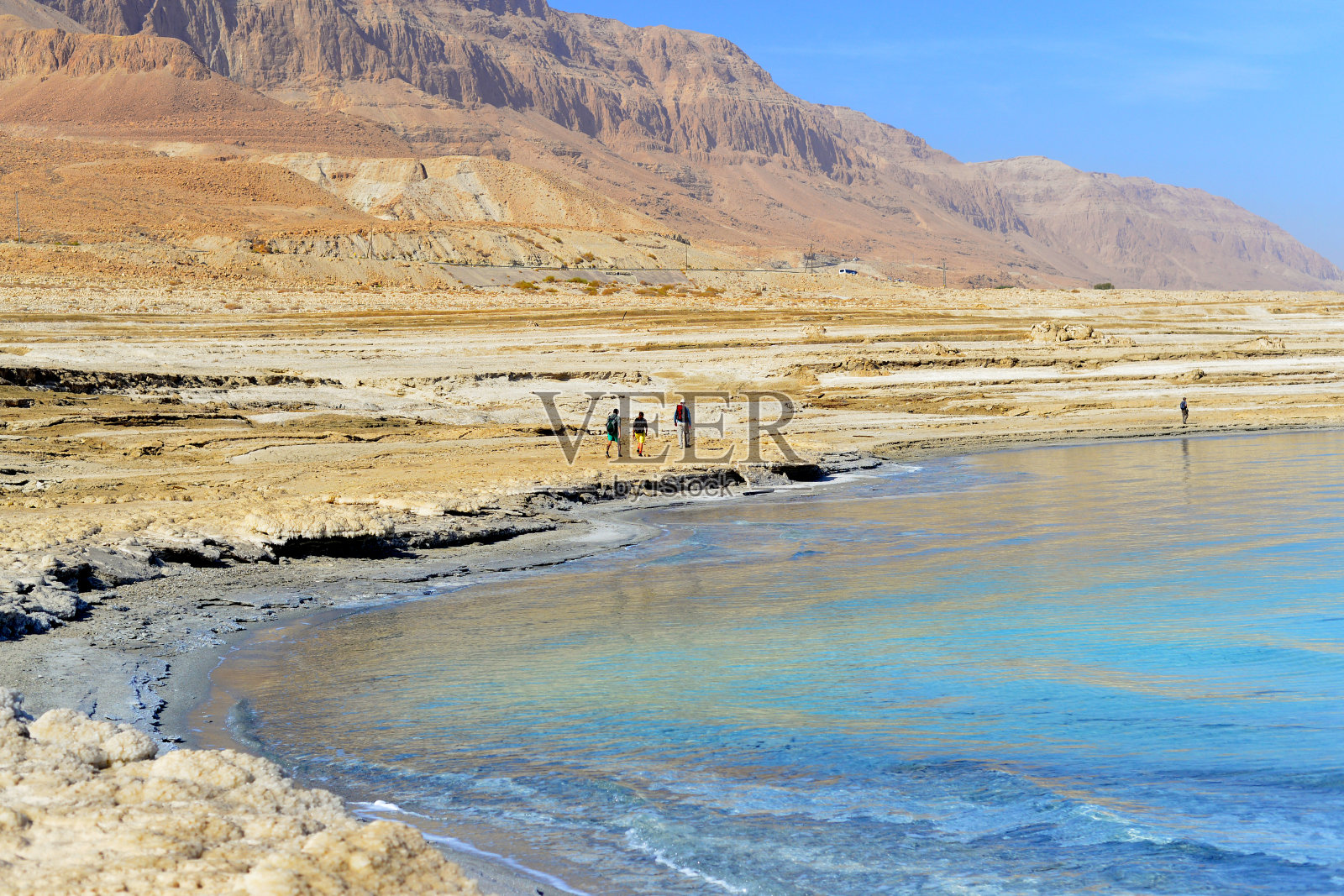 死海海岸线与白色的盐海滩在Ein Bokek。以色列死海的白色矿物盐海滩。照片摄影图片