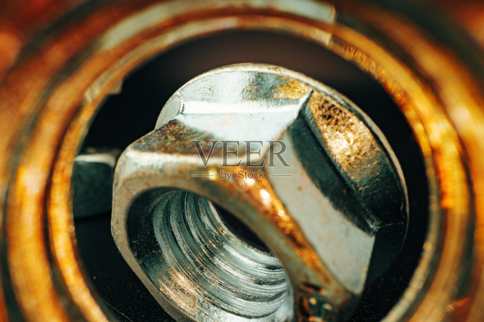 金属螺母上的黑色背景关闭照片摄影图片