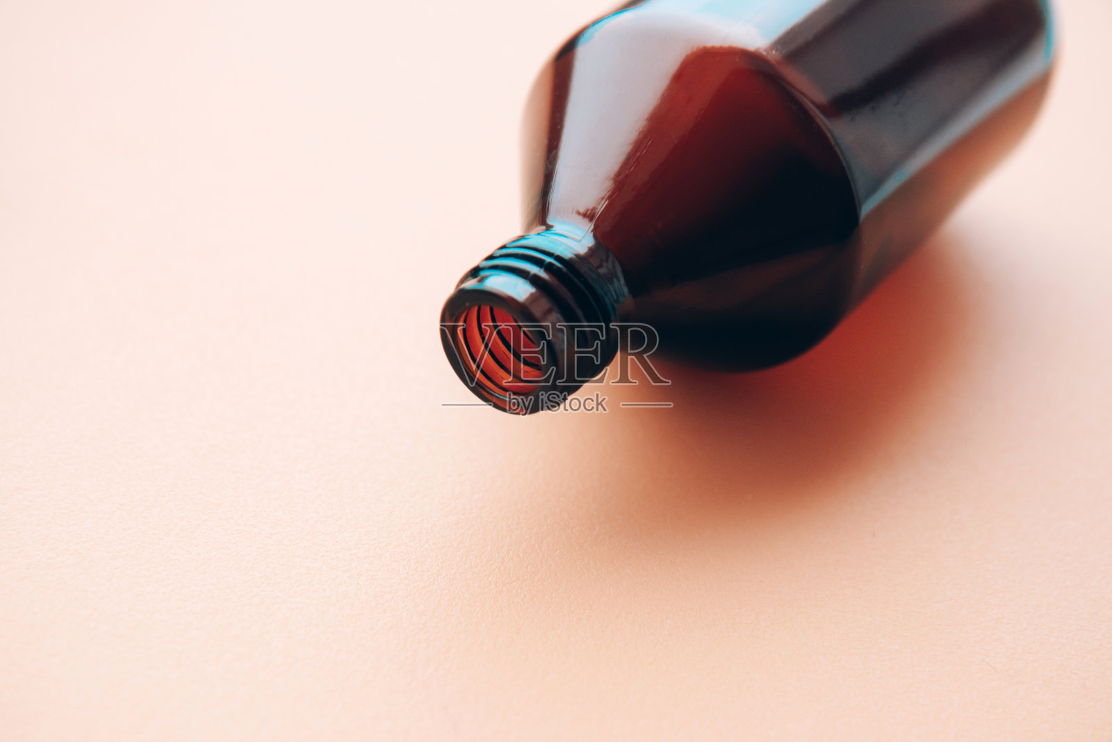 浅色背景上的化妆液空玻璃瓶照片摄影图片