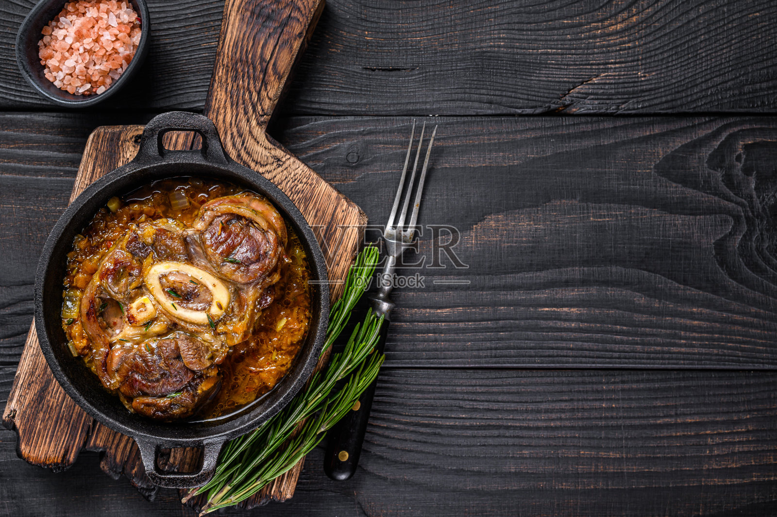 炖牛膝肉，意大利牛膝牛排。黑色木制背景。前视图。本空间照片摄影图片