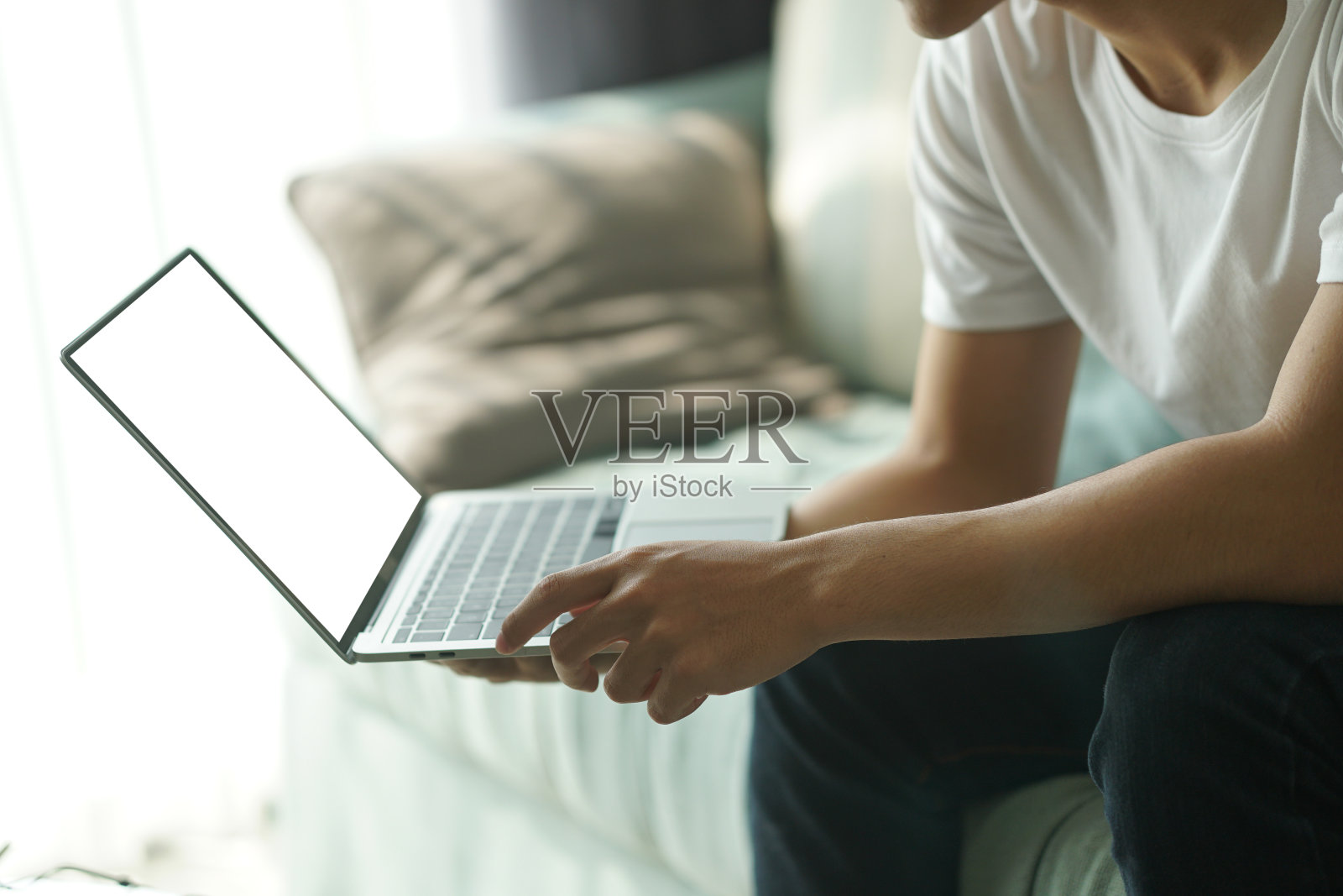 亚洲青年学生男子企业家工作与计算机学习在线学习在家。电子学习研讨会会议。新冠肺炎大流行中的社会距离照片摄影图片